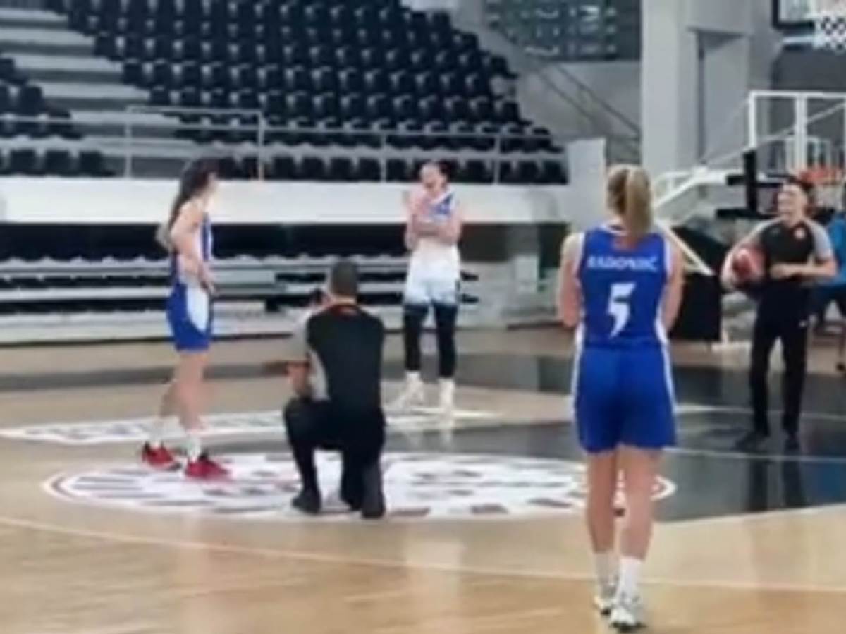  Sudija zaprosio košarkašicu na utakmici u Podgorica 