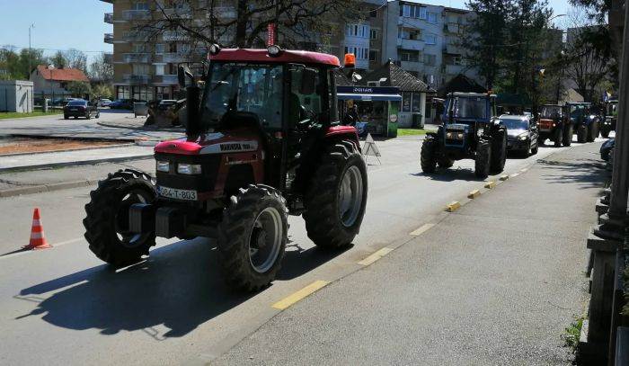  Stočari u znak protesta dijele građanima mlijeko 