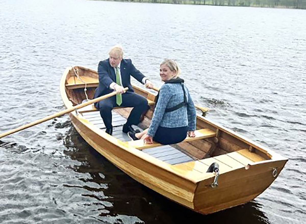  Džonson se vozi čamcem sa premijerkom Švedske 