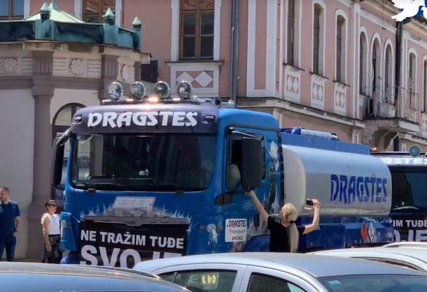  Neobičan protest u Bijeljini: Kamioni blokirali centar grada, vlasnik firme priveden (VIDEO) 