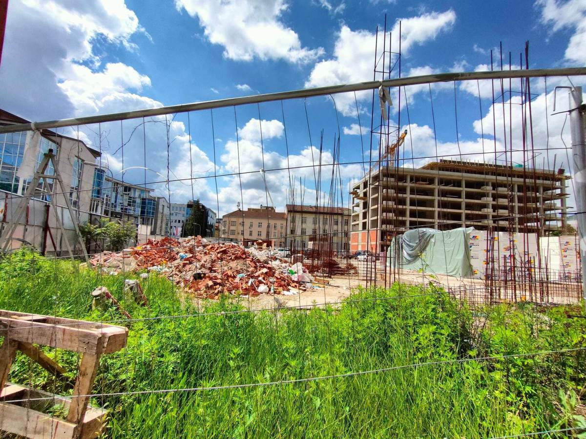 Građevinska lokacija u Banjaluci, poznata kao ''rupa''.   Građevinska lokacija u Banjaluci, poznata kao ''rupa''.