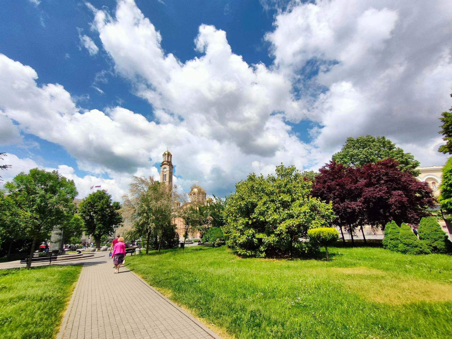 Banjaluka, park kod spomenika Tisi Milosavljeviću.   Banjaluka, park kod spomenika Tisi Milosavljeviću.