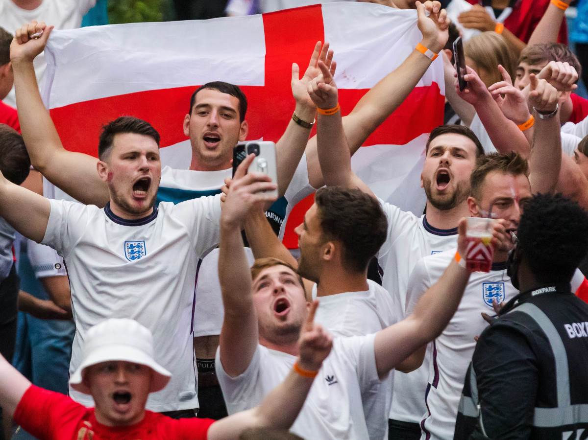 Osam navijača Engleske uhapšeno u Minhenu - salutirali kao nacisti 