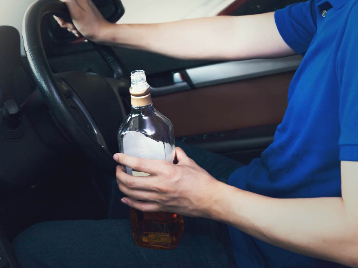 man-holding-a-bottle-of-liquor-while-driving-in-vi-2022-01-28-06-51-43-utc.jpg man-holding-a-bottle-of-liquor-while-driving-in-vi-2022-01-28-06-51-43-utc.jpg
