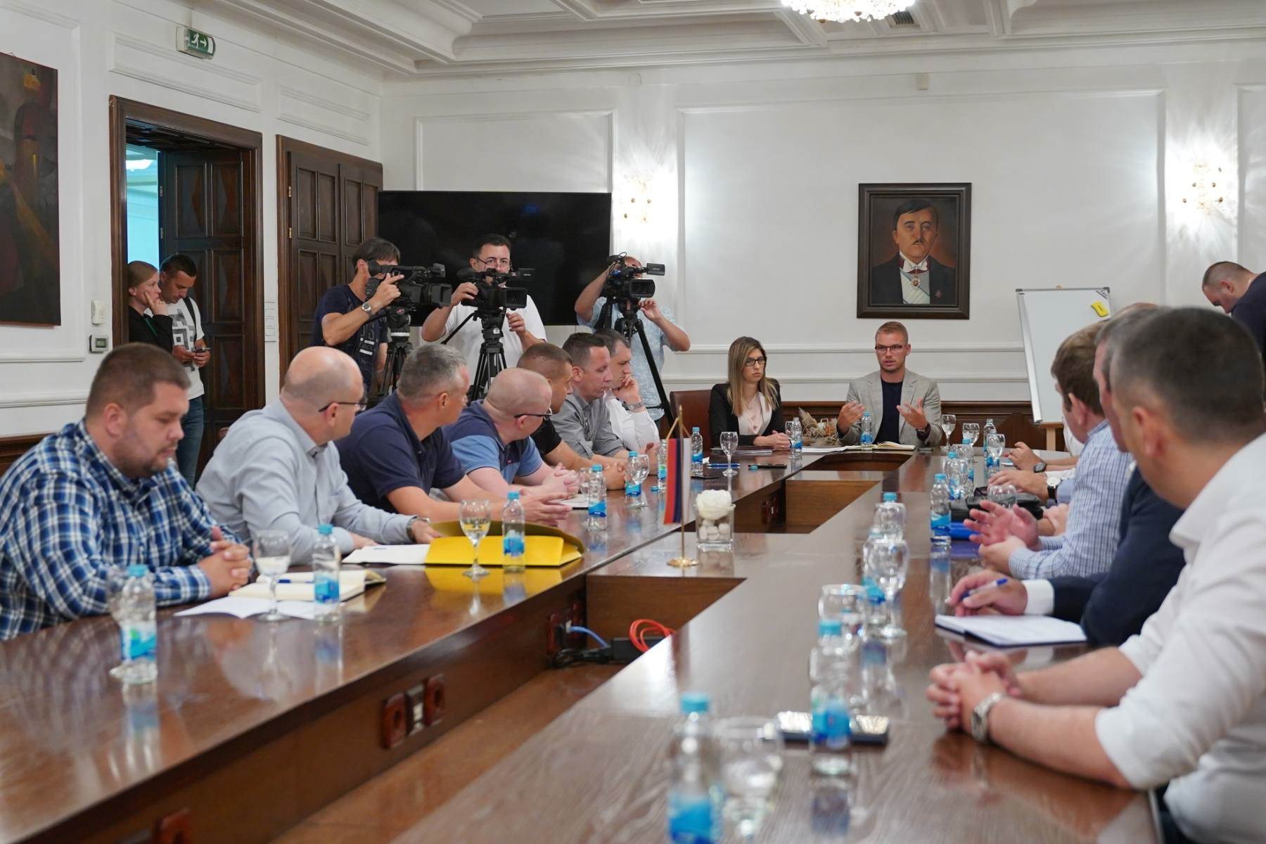 Sastanak prevoznika sa gradonačelnikom Stanivukovićem. Sastanak prevoznika sa gradonačelnikom Stanivukovićem.