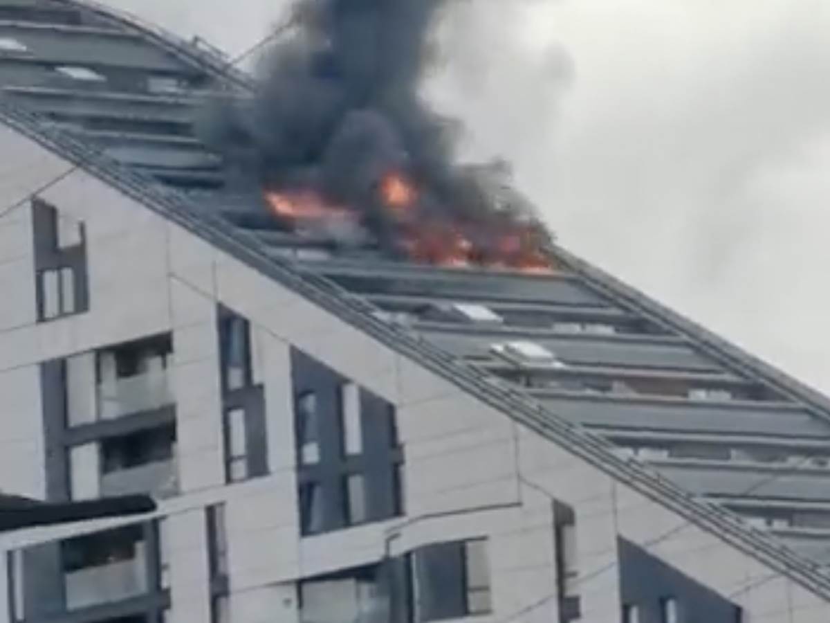  Gori krov zgrade u južnom Londonu 