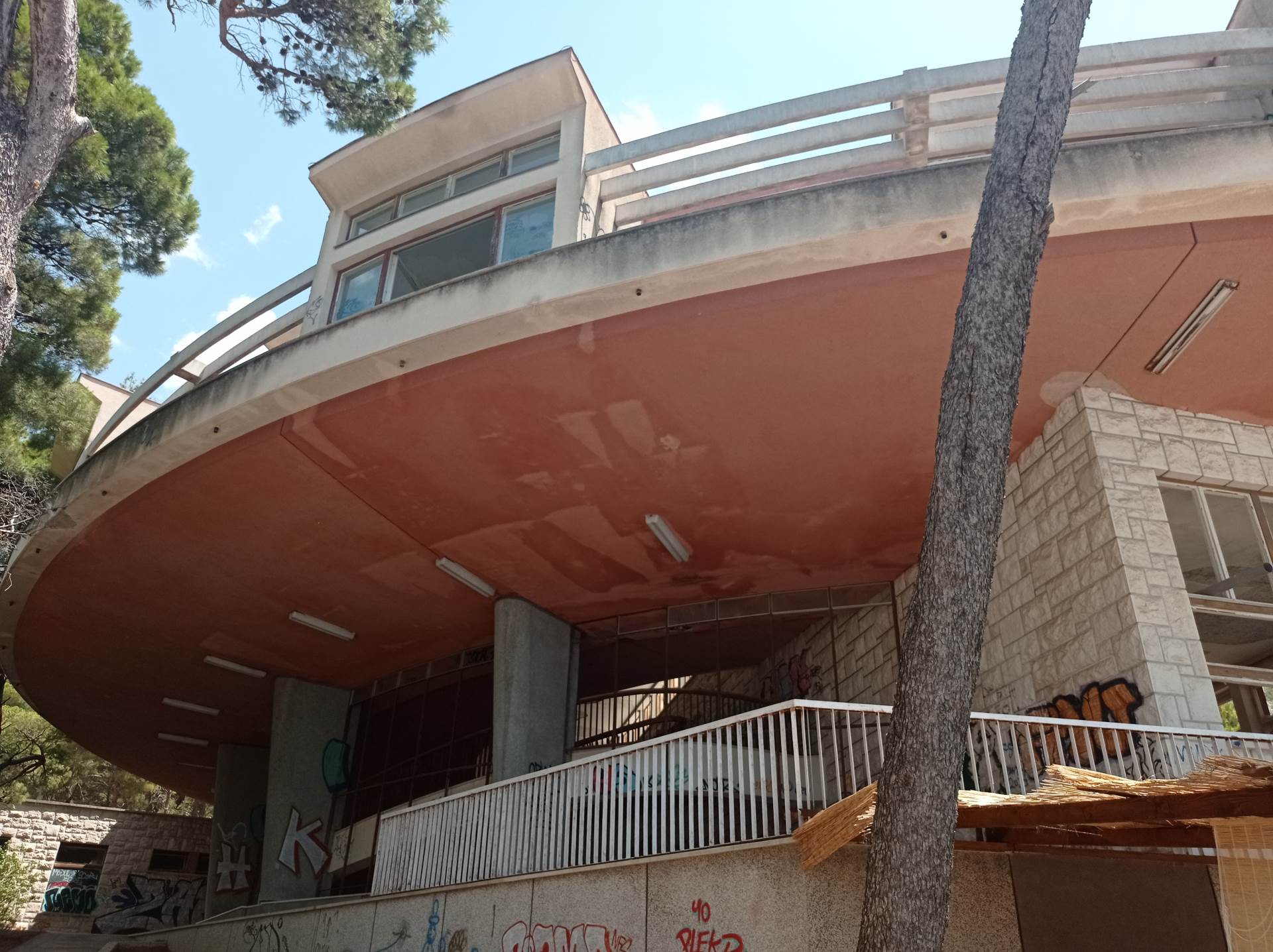  Krvavica  čudo moderne arhitekture: U Jugoslaviji lječilište, a u Hrvatskoj opasno po život! 