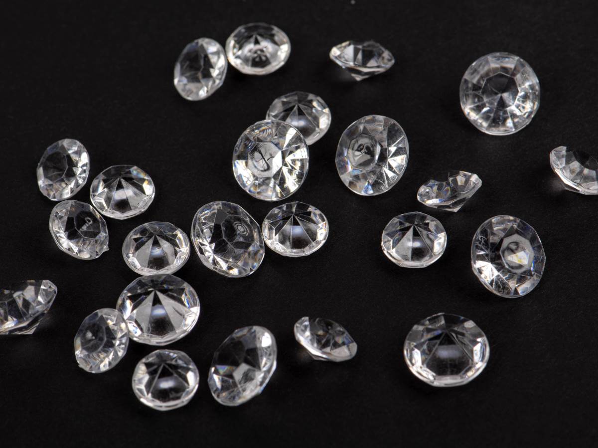  diamonds-on-black-background-2021-09-03-05-20-28-utc.jpg 