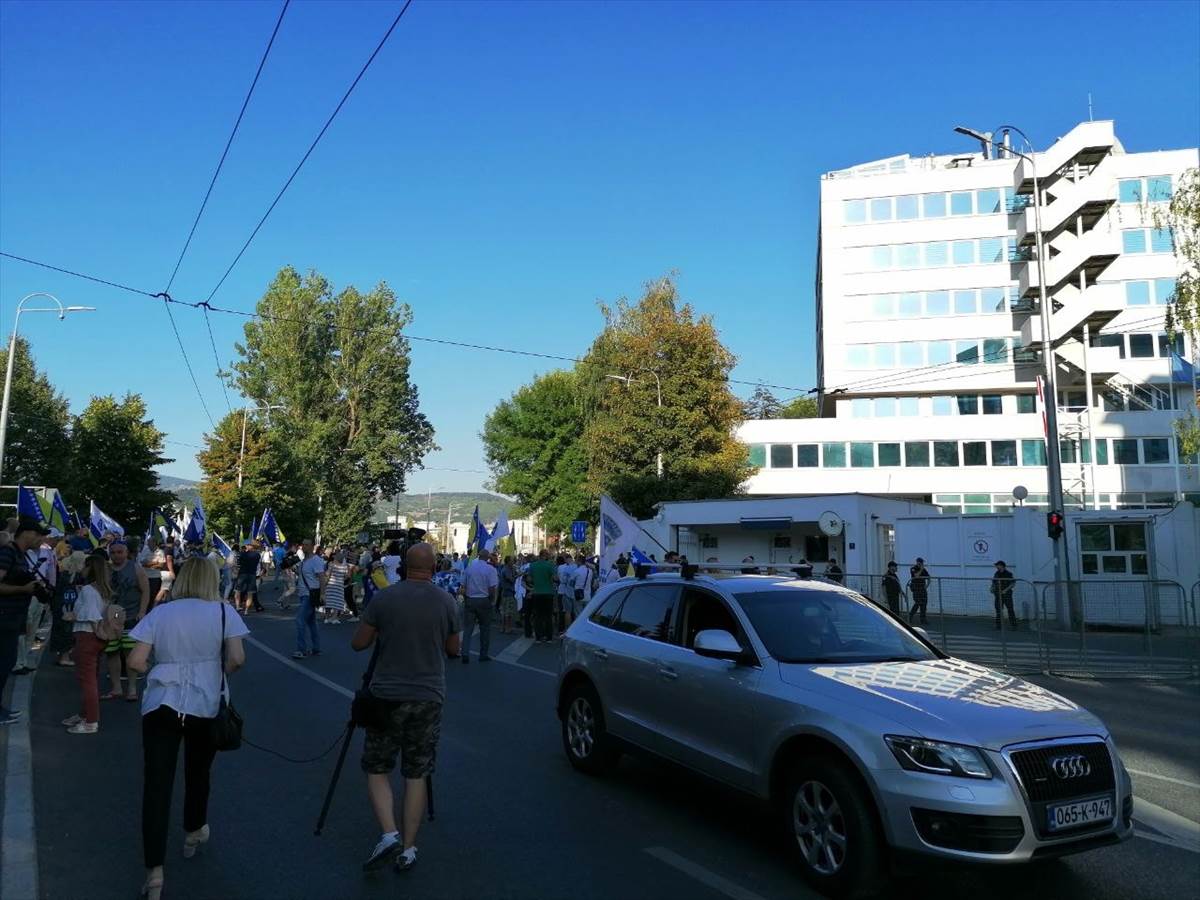  "Povlačenje odluke ili smjena Šmita": Za danas najavljen novi protest ispred OHR-a 