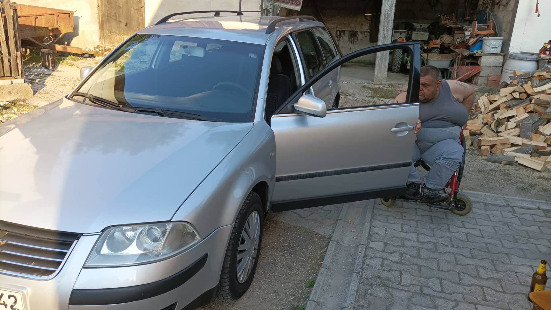 Komšije poklonile Predragu Oljači automobil Komšije poklonile Predragu Oljači automobil