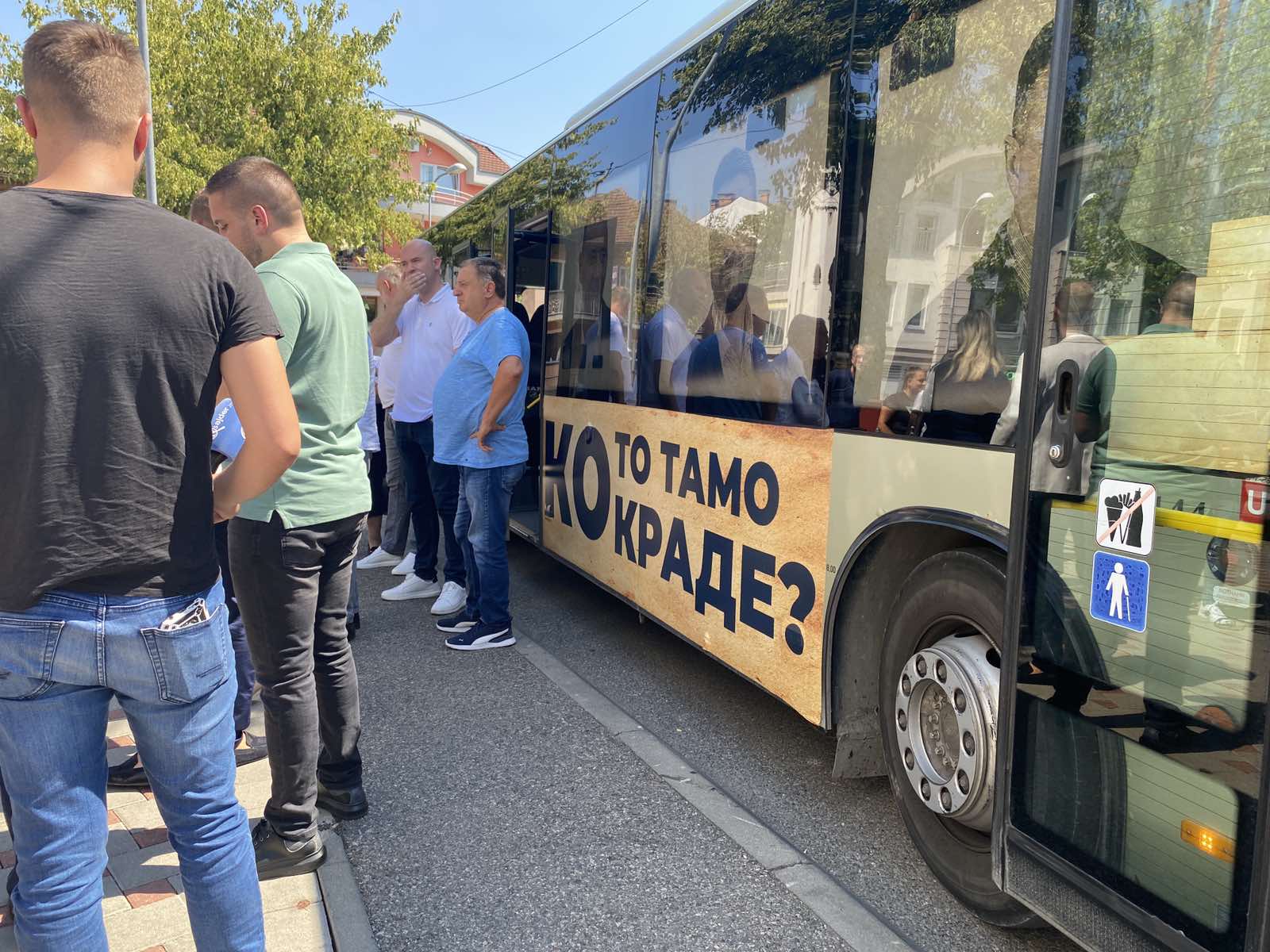  Stanivuković se busom s natpisom "Ko to tamo krade" dovezao ispred sjedišta SNSD-a (FOTO, VIDEO) 