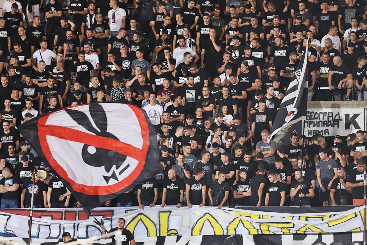  Tuča navijača Partizana 