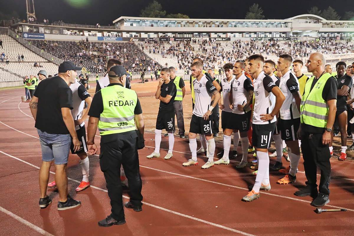  Grobari postrojili fudbalere Partizana i tjerali ih da skandiraju protiv uprave 
