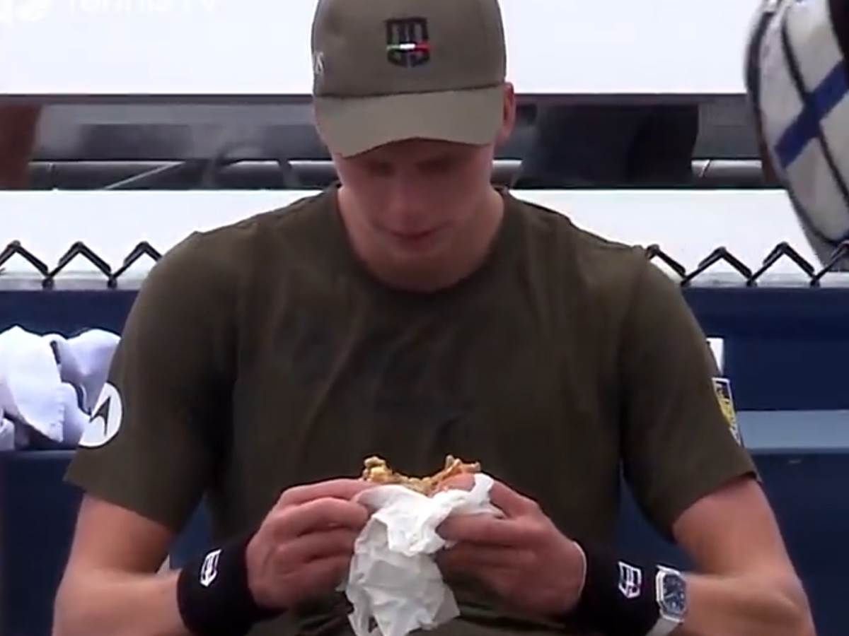  Dženson Bruksbi jeo burger usred teniskog meča 
