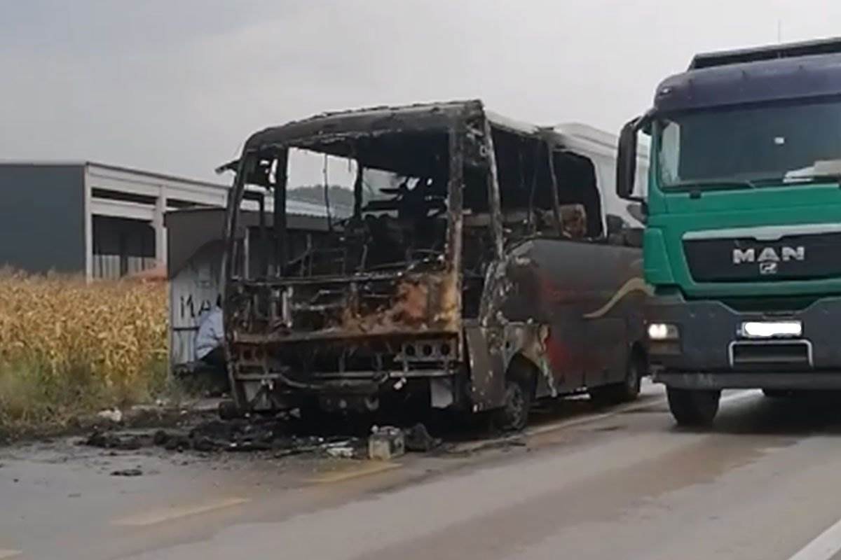  Zapalio se autobus na cesti kod Doboja 