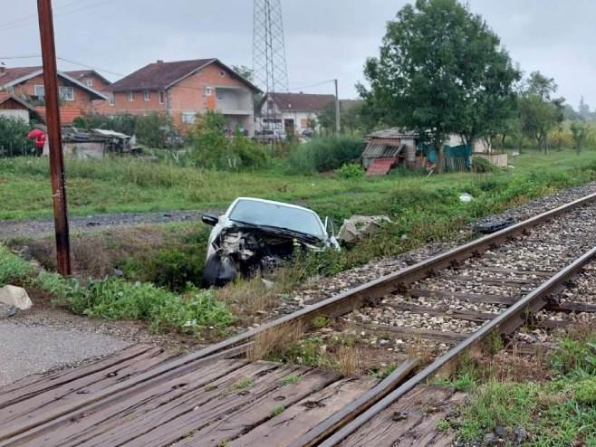  Nesreća u Prijedoru, voz na pružnom prelazu udario u automobil 