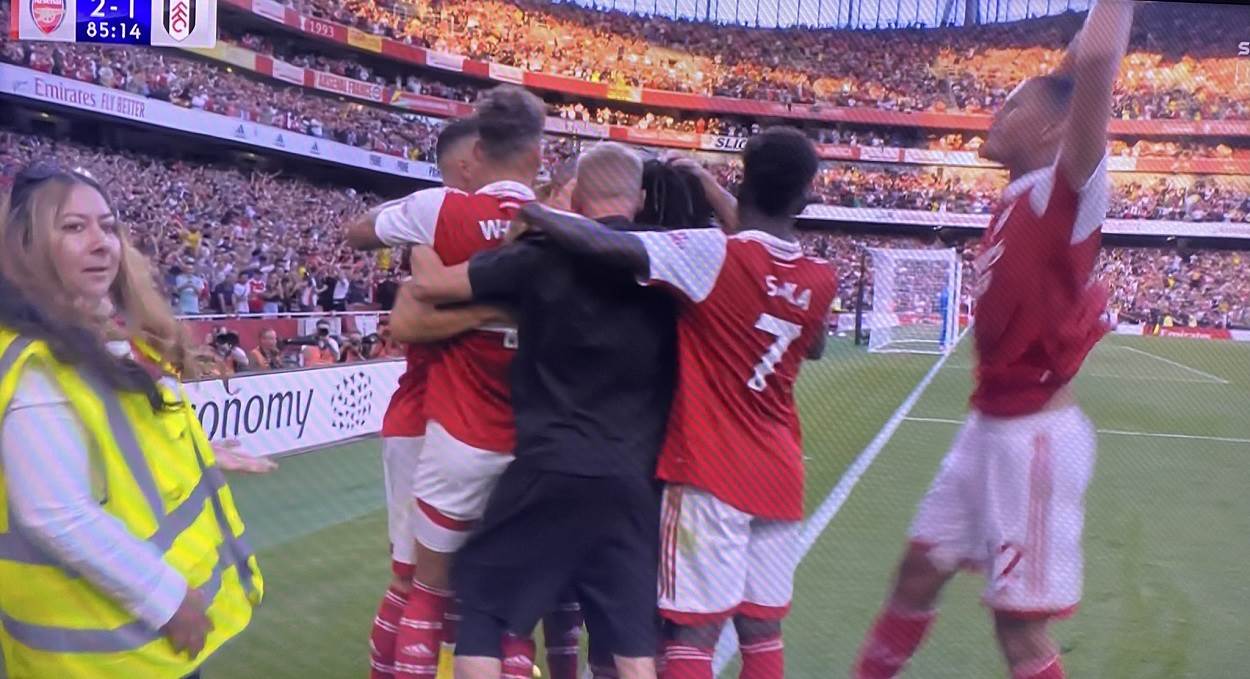  Znčenko uletio na teren da proslavi gol Arsenala 