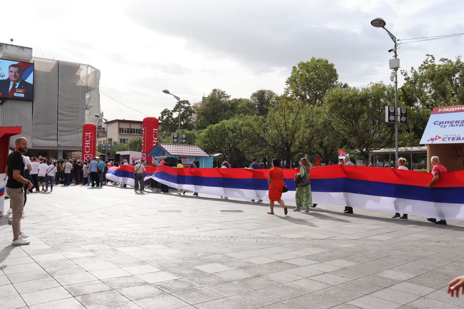  Članovi SNSD Banjaluka nosili srpsku zastavu dugu 100 metara 