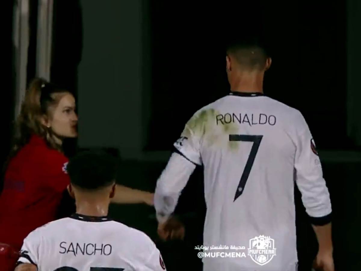  Ronaldo odgurnuo djevojku 