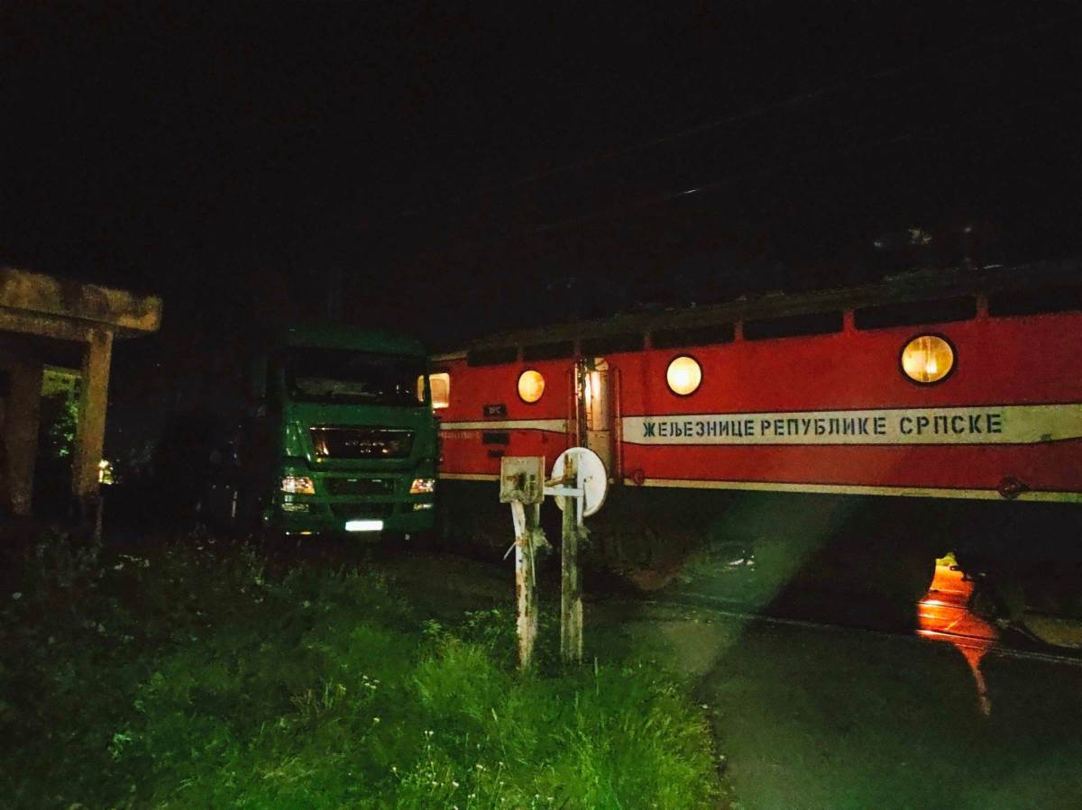 Sudar voza i kamiona kod Incela | Info | Crna hronika