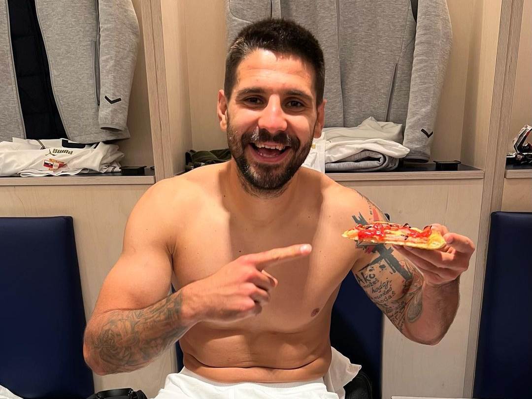  Aleksandar Mitrović pojeo picu poslije pobjede 