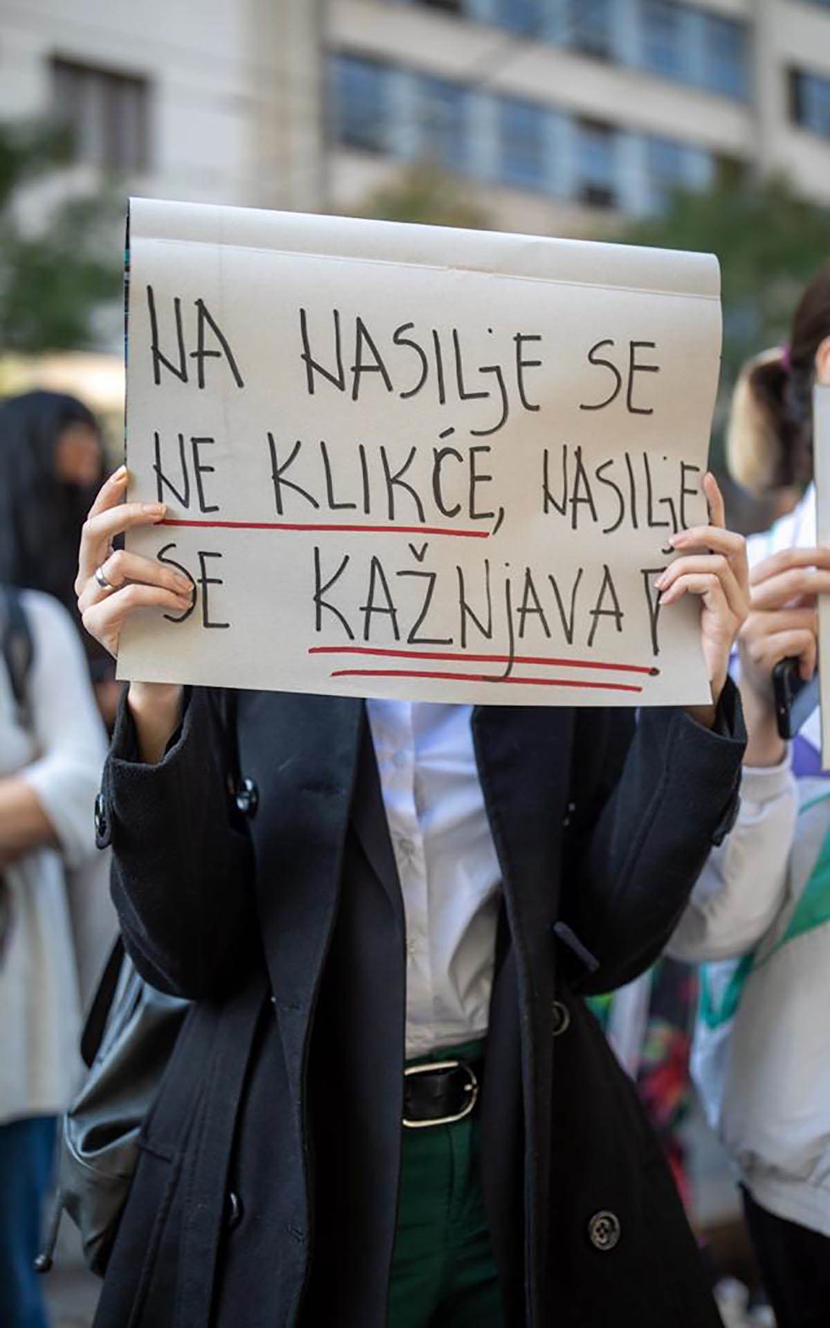Protest protiv medisjke kuće Informer 