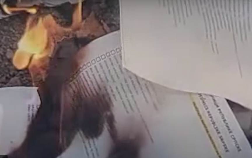  MUP istražuje snimak na kojem se spaljuju glasački listić 