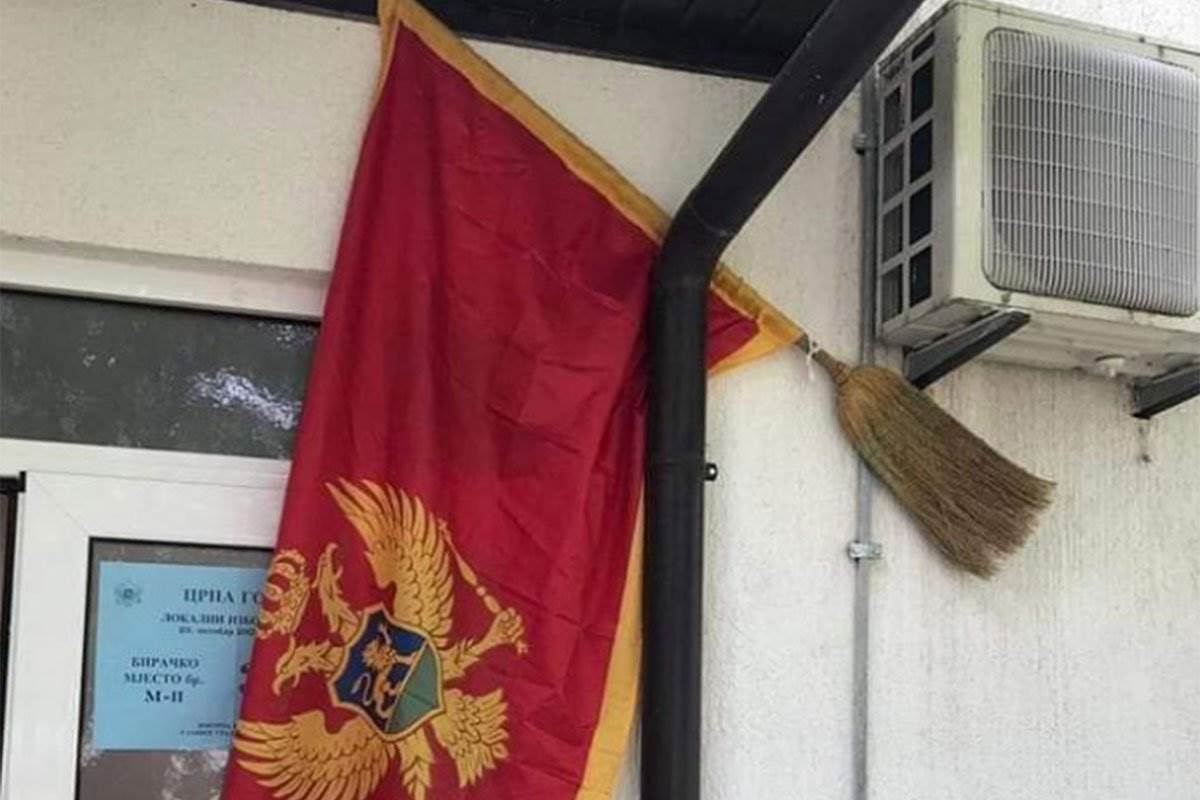  Crnogorska zastava okačena na metli 