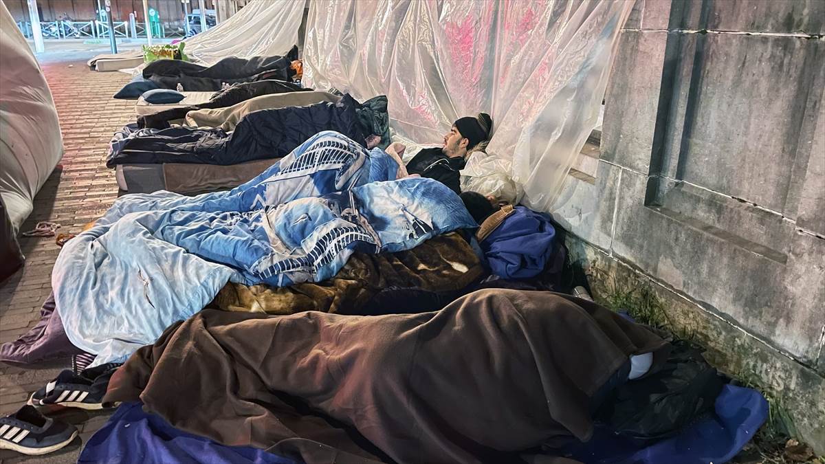 Tražioci azila spavaju na ulici u Briselu FOTO 