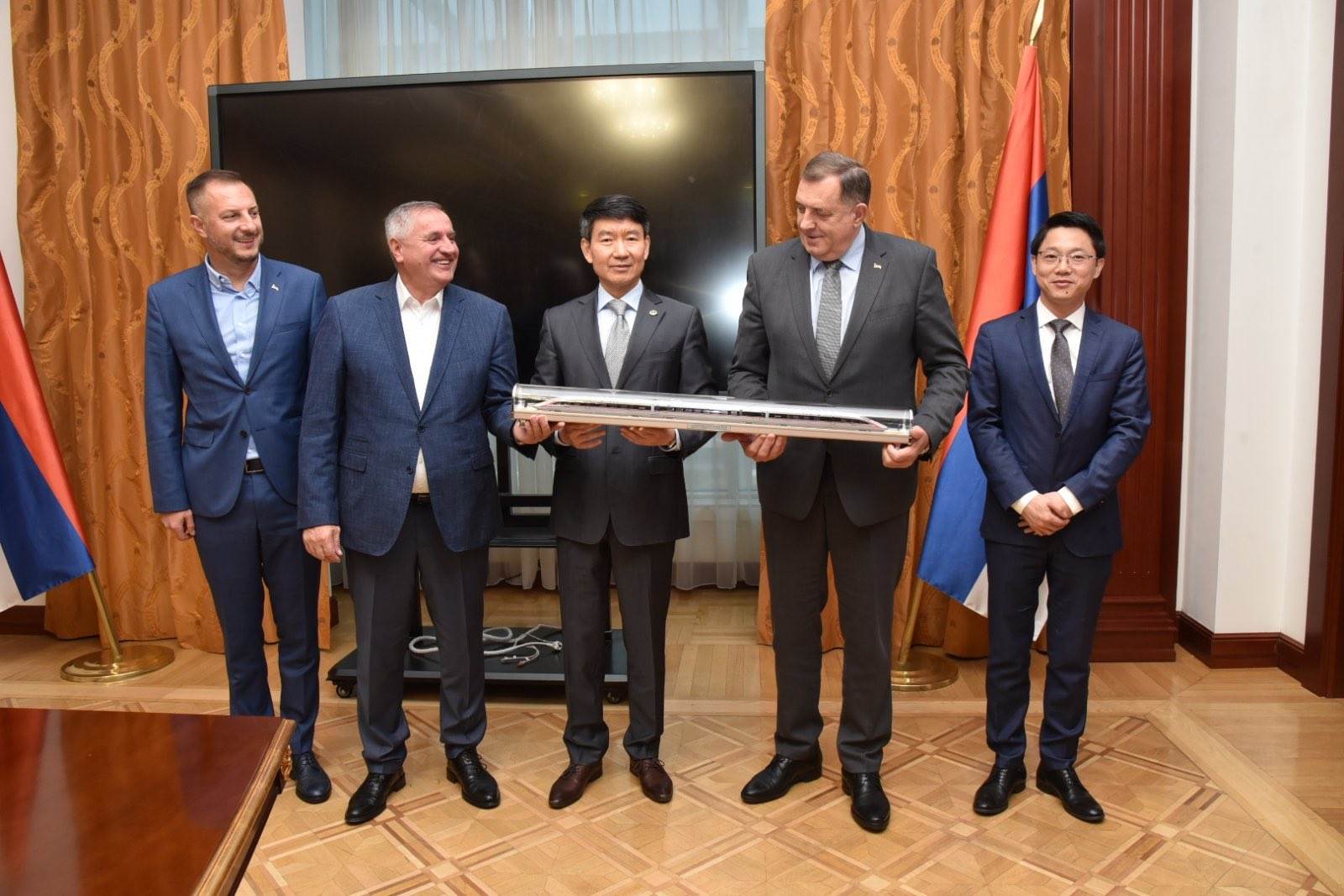  Sastanak predstavnika kineske kompanije sa Viškovićem i Dodikom. 