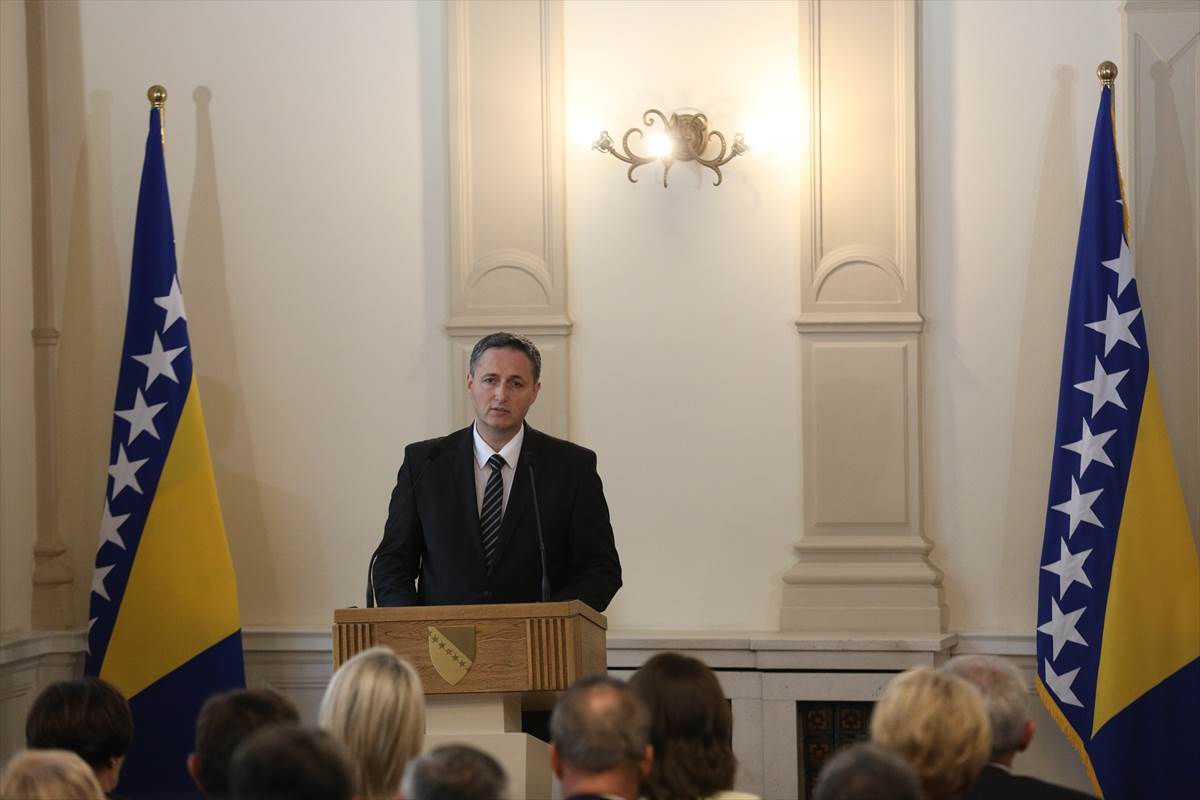 AA-20221116-29455367-29455360-CLANOVI_PREDSJEDNISTVA_BIH_ZELJKA_CVIJANOVIC_ZELJKO_KOMSIC_I_DENIS_BECIROVIC_POLOZILI_ZAKLETVU.jpg AA-20221116-29455367-29455360-CLANOVI_PREDSJEDNISTVA_BIH_ZELJKA_CVIJANOVIC_ZELJKO_KOMSIC_I_DENIS_BECIROVIC_POLOZILI_ZAKLETVU.jpg