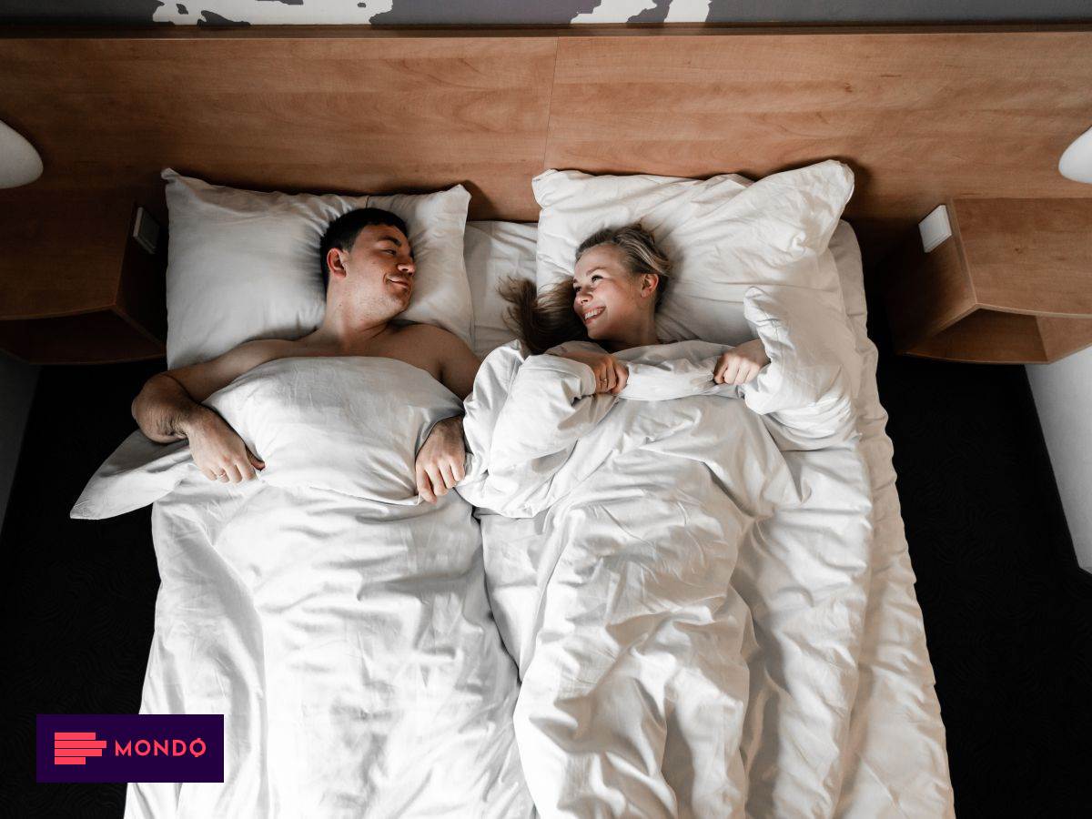 Просыпаться вместе. Waking up together. Женщина меня уменьшила. Семейная пара проснулась. Waking up together.