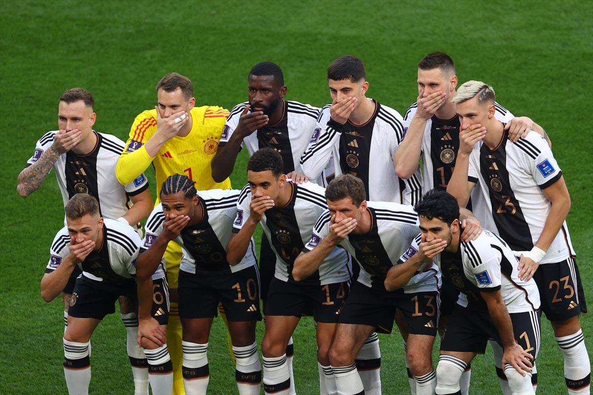  Zašto su reprezentativci Njemačke stavili ruke preko usta 