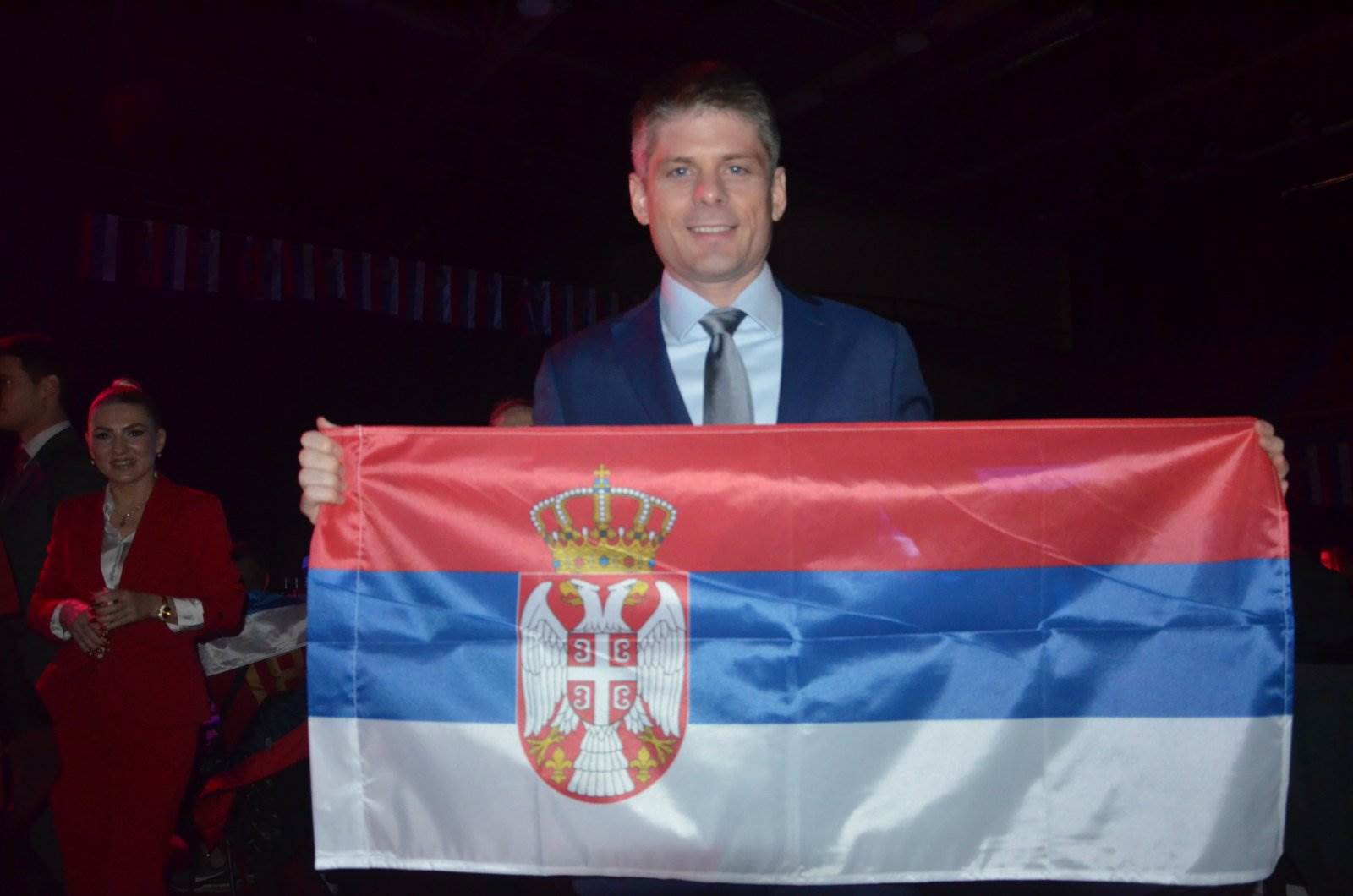  Arno Gujon podijelio zastave Srbije u Banjaluci 
