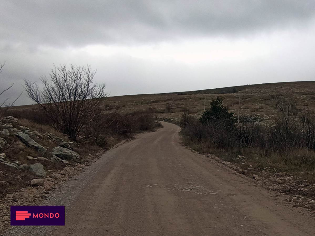 Makadamski put između Drvara i Glamoča problem za povratnike | Info ...