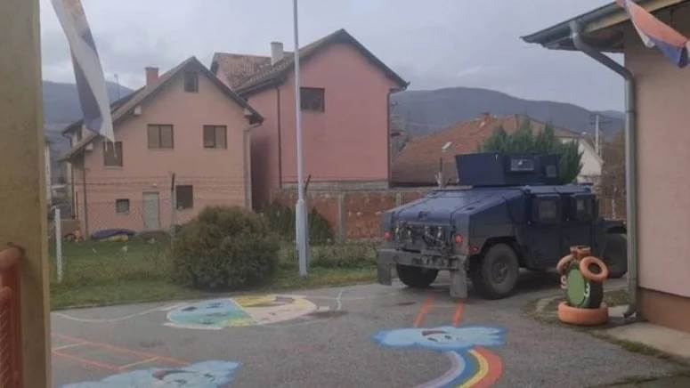  Kfor borbenim vozilima u dvorištu vrtića u Leposaviću 