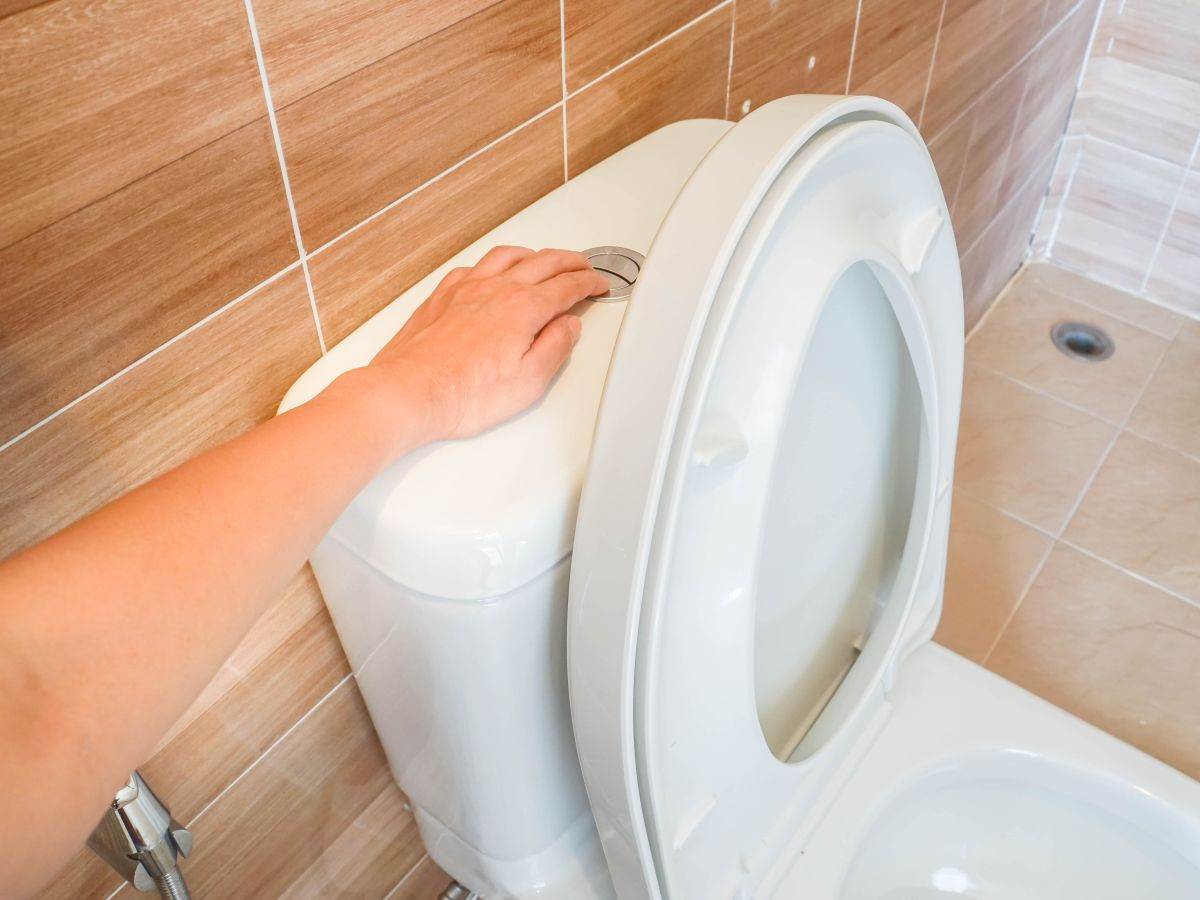  Zašto treba spuštati dasku na WC školjki 