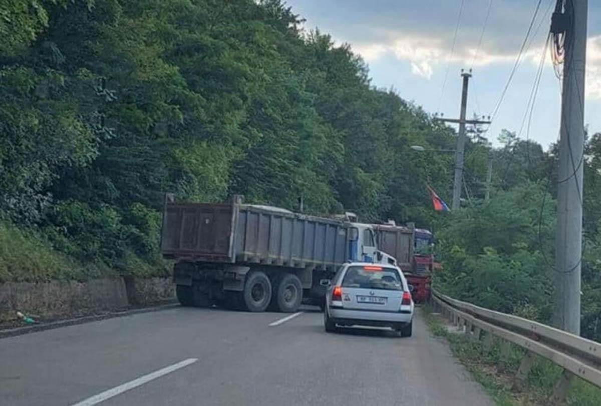  Policija blokirala prelaze Jarinje i Brnjak 