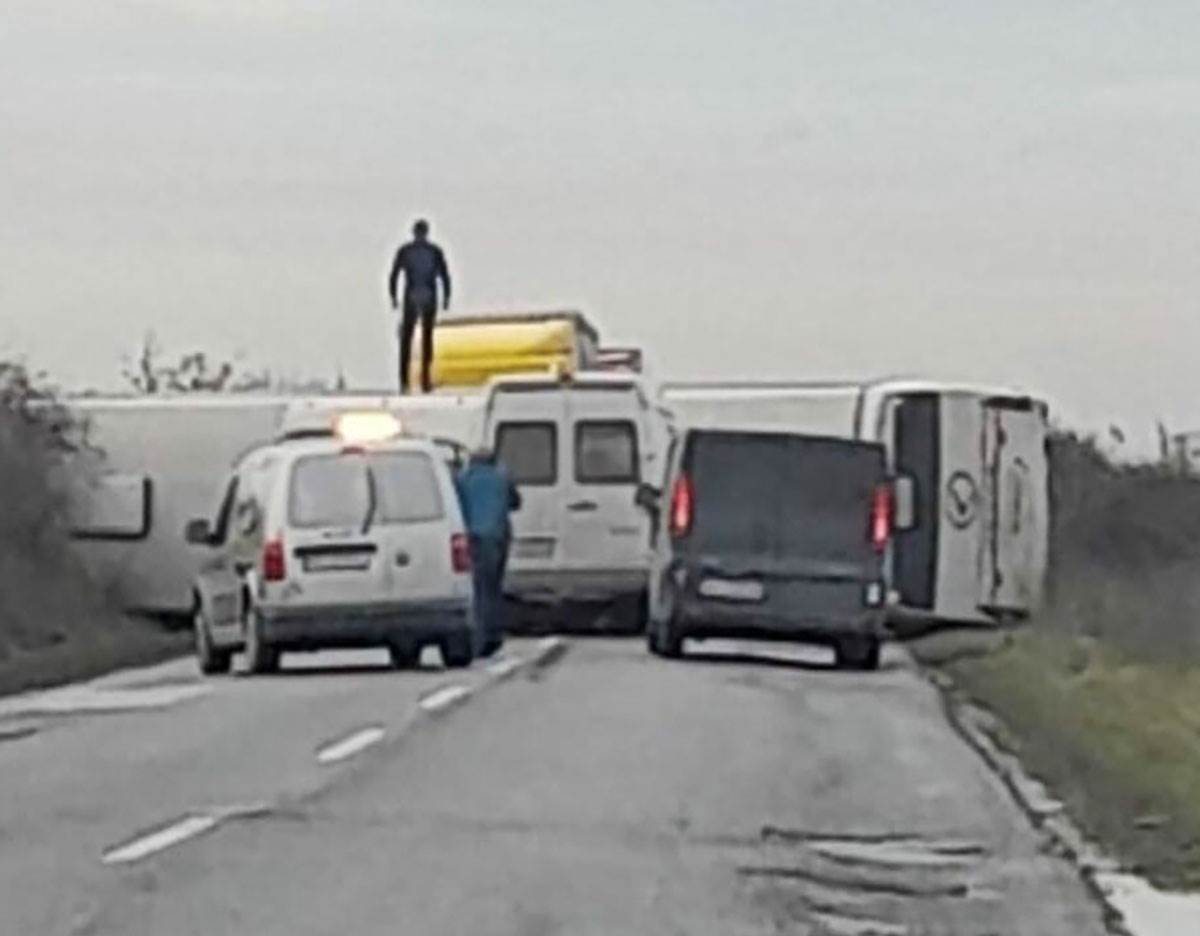  Prevrnuo se autobus pun đaka u Srbiji 