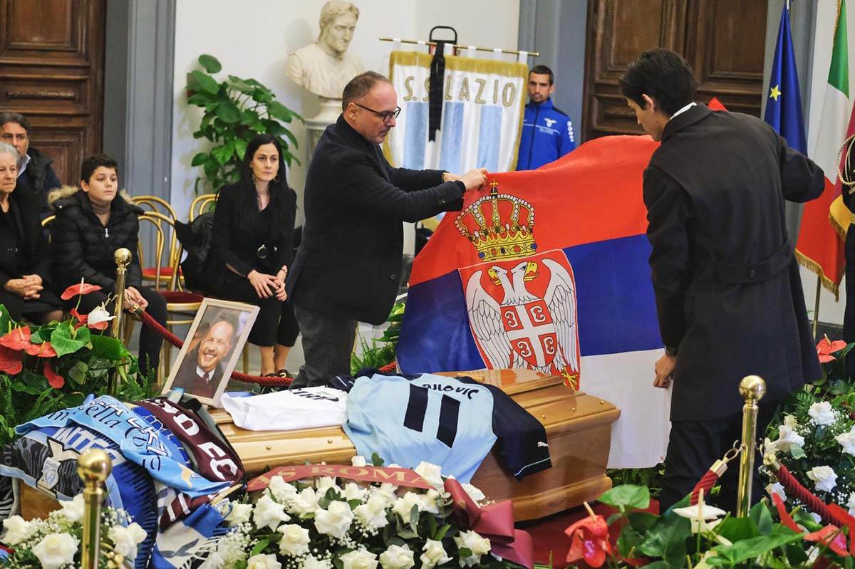  srpska zastava na kovčegu siniše mihajlovića  