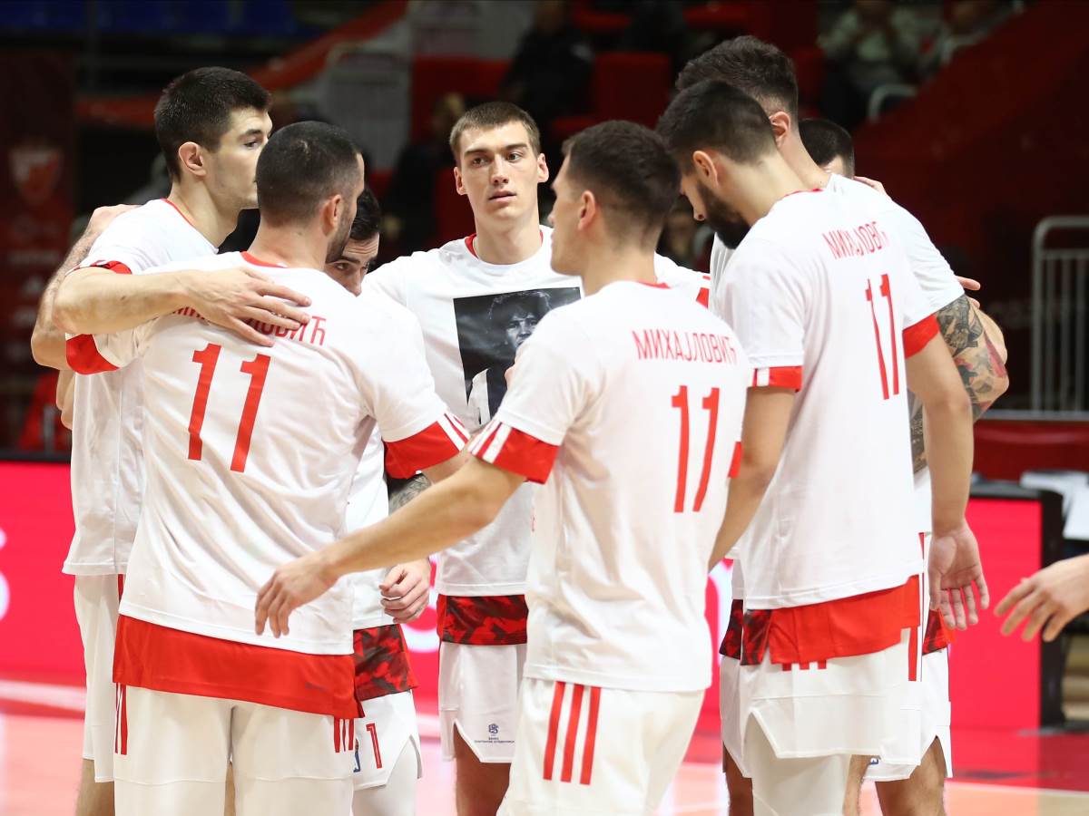  Košarkaši Crvene zvezde u majicama posvećenim Mihajloviću 