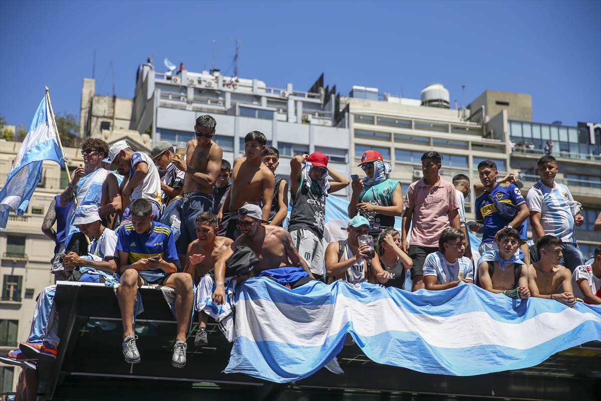  Navijači Argentine sa nadvožnjaka uskaču u autobus sa igračima 