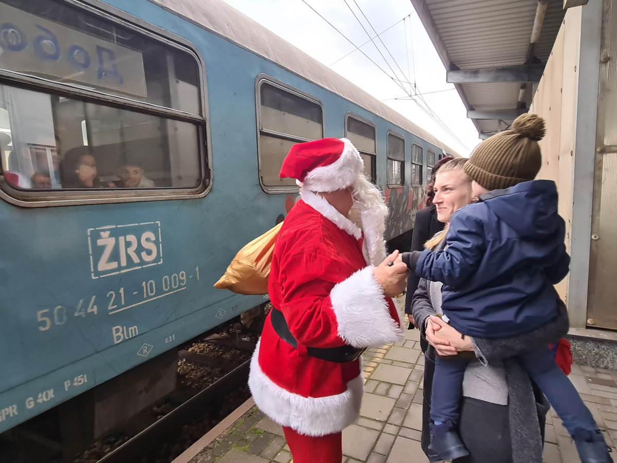  Deda Mraz obradovao mališane u vozu Doboj - Stanari 