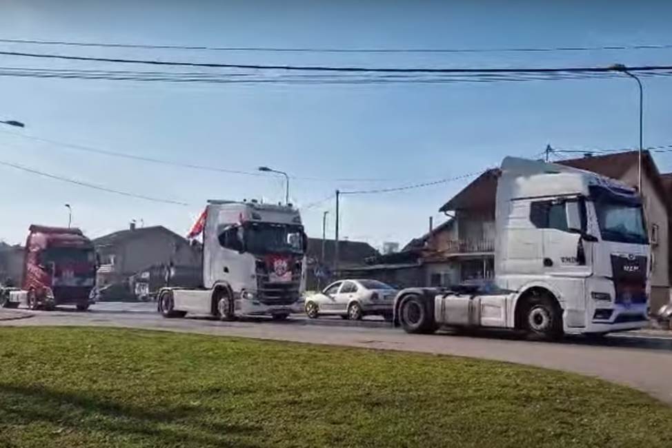  Kolona kamiona prošla kroz Banjaluku vozeći badnjake 