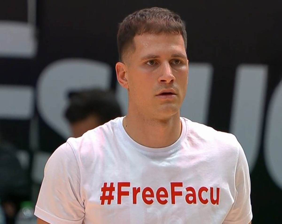  Nemanja Nedović nosi majicu podrške napadnutoj braći na KiM 