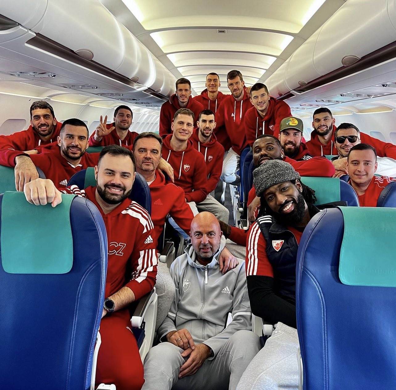  Košarkaši Crvene zvezde se javili iz aviona - odmah putuju u Skoplje 