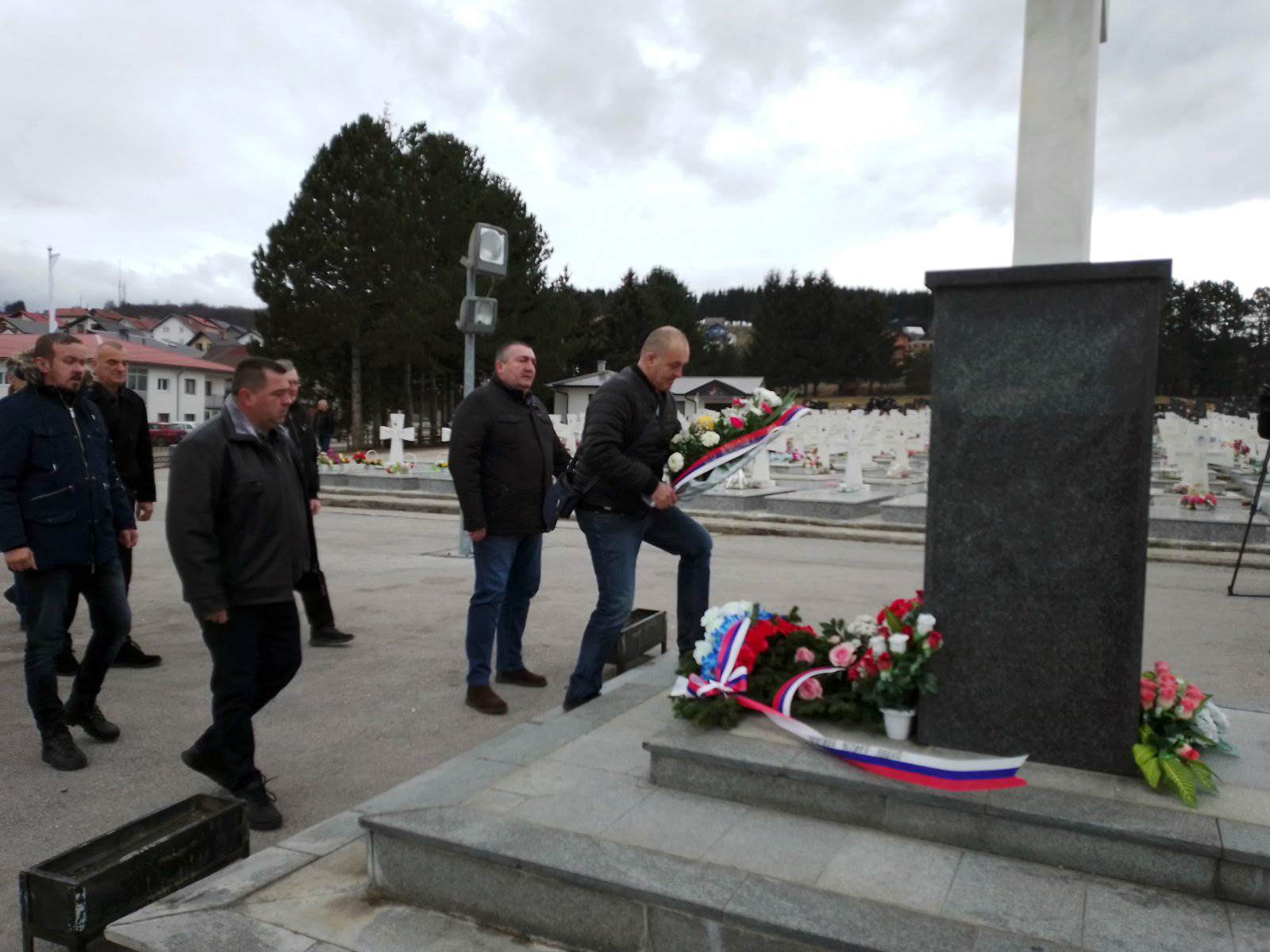  Obilježavanje 9. januara: Položeni vijenci na vojničkom groblju "Mali Zejtinlik" 