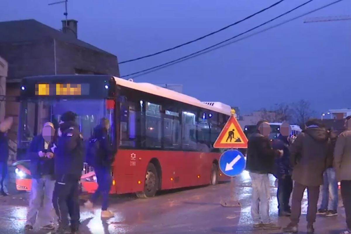  Autobus propao kroz rupu u Beogradu 