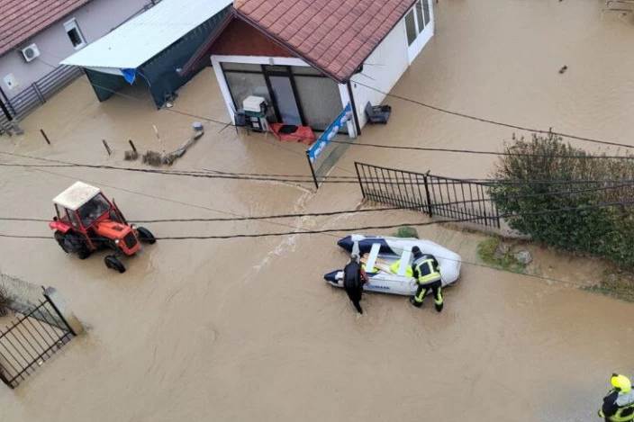  Zbog poplava proglašena vanredna situacija u Zubinom Potoku i Leposaviću 