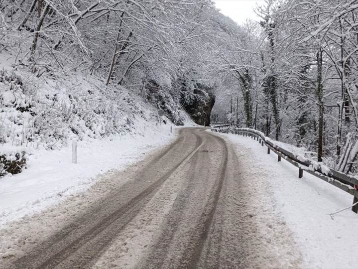  Snijeg u Hrvatskoj otežao saobraćaj ka Dalmaciji 